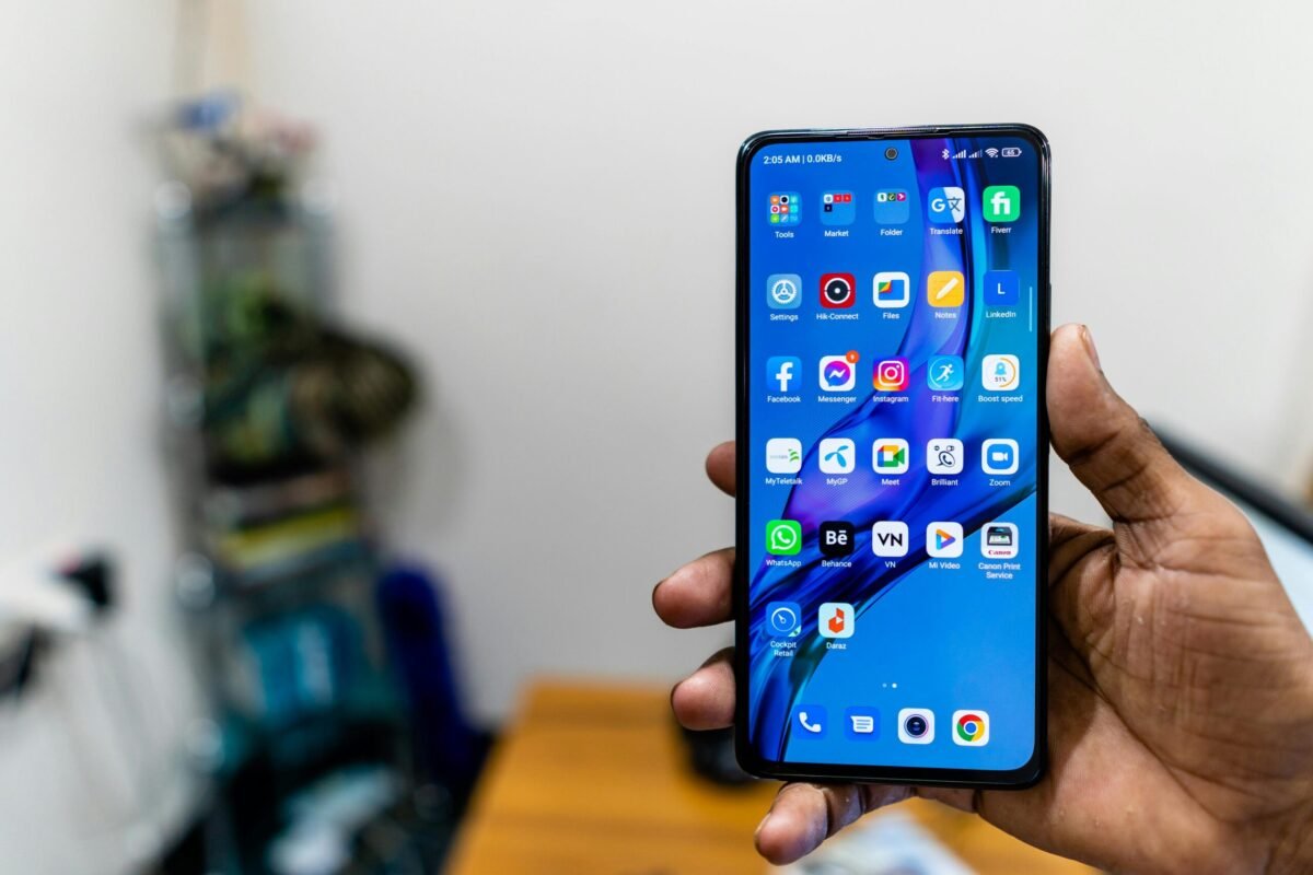 hand holding smartphone