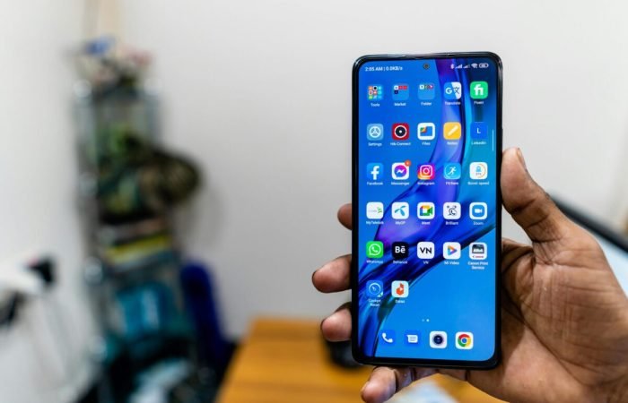 hand holding smartphone